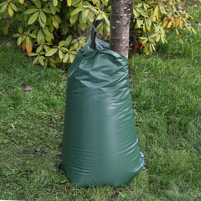 Floraworld Vreća za navodnjavanje Comfort - Namijenjeno za: Stabla do Ø 18 cm, 400 g/m² - Proizvod u upotrebi