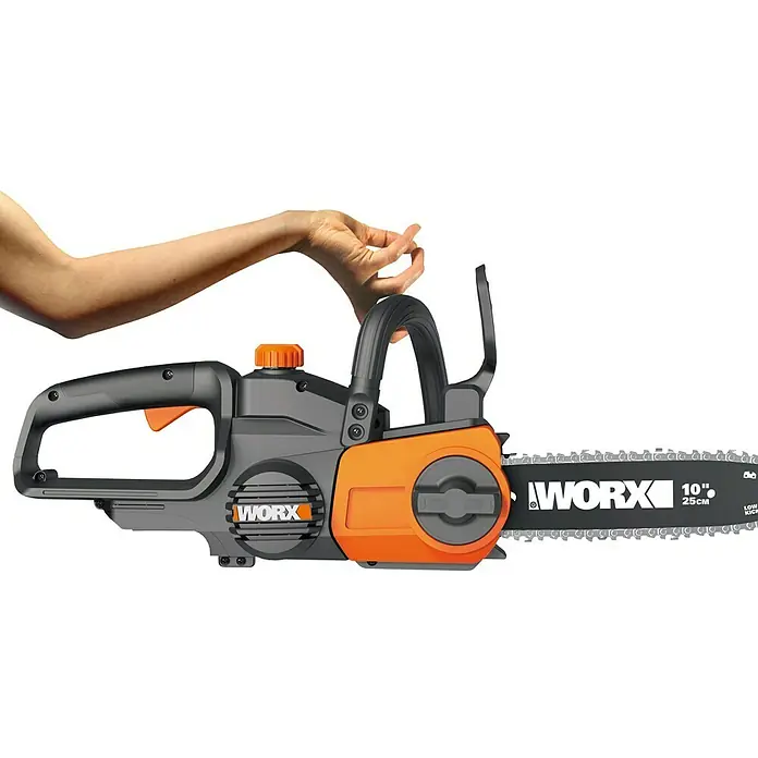 Worx Akku-Kettensäge WG322E - 20 V, Li-Ionen, 2 Ah, 1 Akku, Schwertlänge: 25 cm - Anwendungsbeispiel