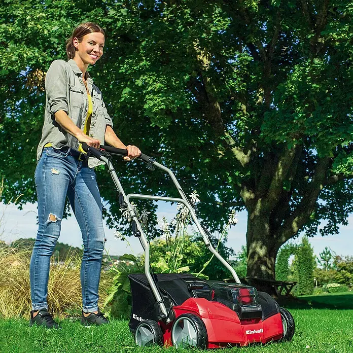 Einhell Power X-Change Akku-Vertikutierer GE-SC 35/1 Li-Solo - 36 V, Li-Ionen, Ohne Akku, Arbeitsbreite: 35 cm - Anwendungsbeispiel