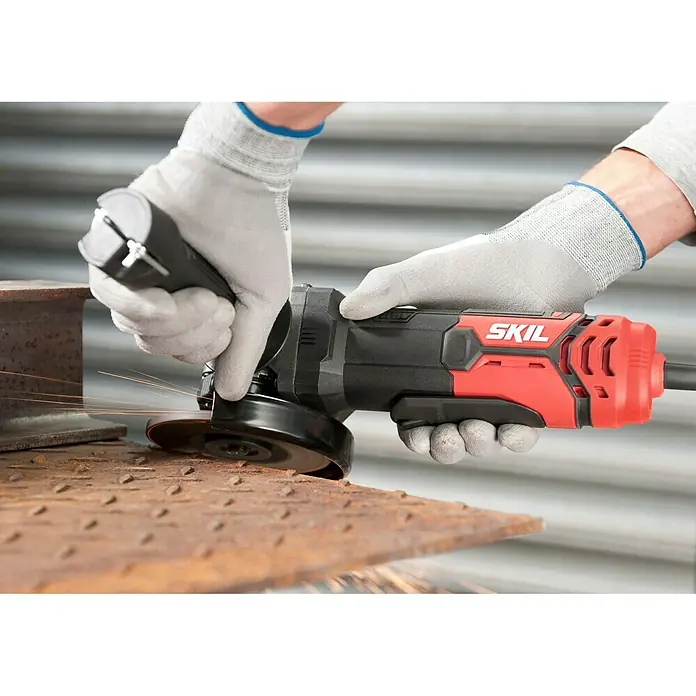 Skil Winkelschleifer 9131 AA - 720 W, Durchmesser Scheibe: 125 mm, Leerlaufdrehzahl: 0 U/min - 12.000 U/min - Anwendungsbeispiel