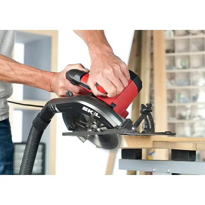 Skil Handkreissäge 5820 AA - 1.250 W, Sägeblatt: Ø 184 mm, Leerlaufdrehzahl: 5.300 U/min - Anwendungsbeispiel