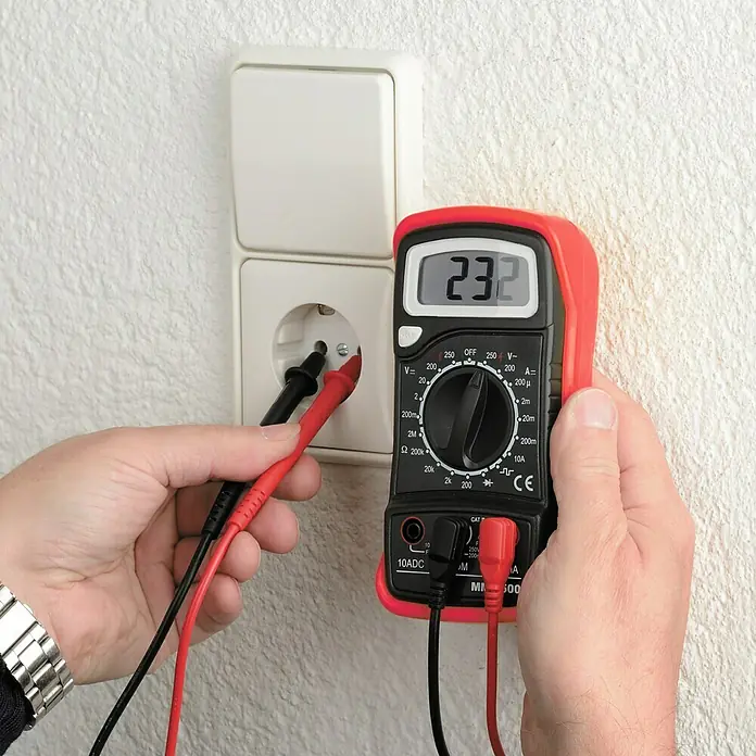 Profi Depot Digitalni multimetar MM 2500 - Mjerno područje izmjenične struje: 100 mV - 250 V - Proizvod u upotrebi