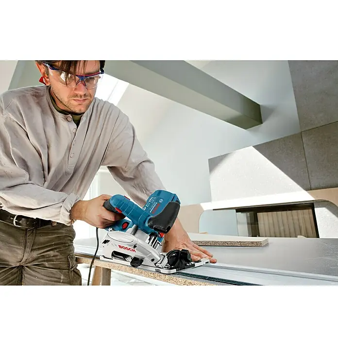 Bosch Professional Handkreissäge GKS 55+ G - 1.200 W, Sägeblatt: Ø 165 mm, Leerlaufdrehzahl: 4.900 U/min - Anwendungsbeispiel