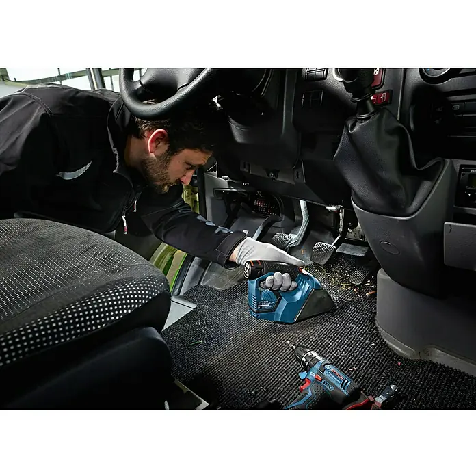 Bosch Professional Akku-Handstaubsauger GAS 12V - 12 V, Li-Ionen, Ohne Akku, Luftmenge: 15 l/s - Anwendungsbeispiel