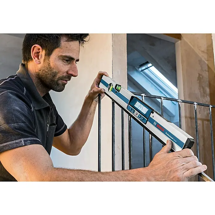Bosch Professional Digitalna libela GIM 60 - 600 mm, Mjerni opseg: 0° - 360° (4 x 90°) - Proizvod u upotrebi