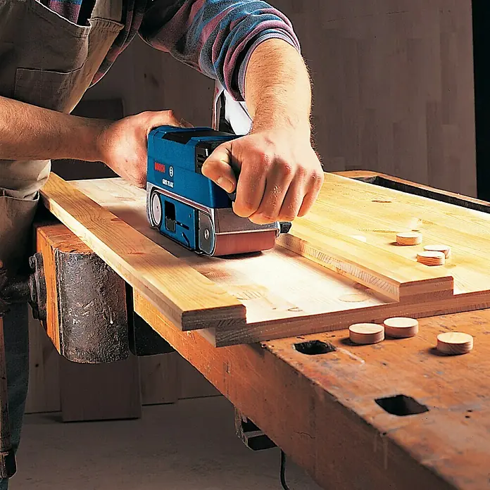 Bosch Professional Tračna brusilica GBS 75 AE - 750 W, 75 x 533 mm, 200 m/min - 330 m/min - Proizvod u upotrebi