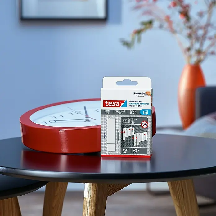 Tesa Klevende strip - Geschikt voor: Behang, Belastbaarheid: 1 kg, 6 stk., Wit - Toepassingsvoorbeeld