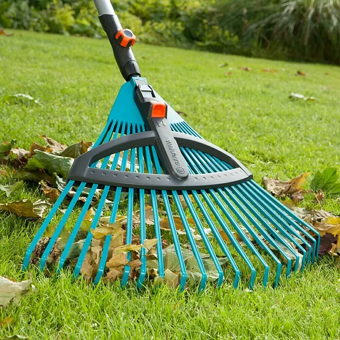 Gardena Combisystem Verstellbesen - Arbeitsbreite: 35 cm - 52 cm, Verstellbare Zinken - Stimmungsaufnahme