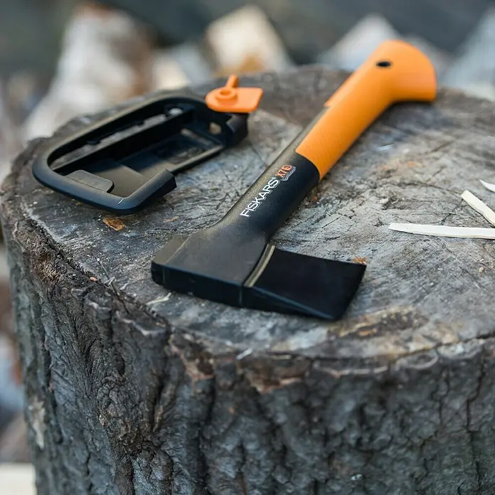 Fiskars Universalaxt X7 - Länge: 36 cm - Anwendungsbeispiel