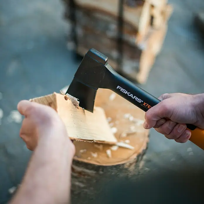 Fiskars Universalaxt X7 - Länge: 36 cm - Anwendungsbeispiel