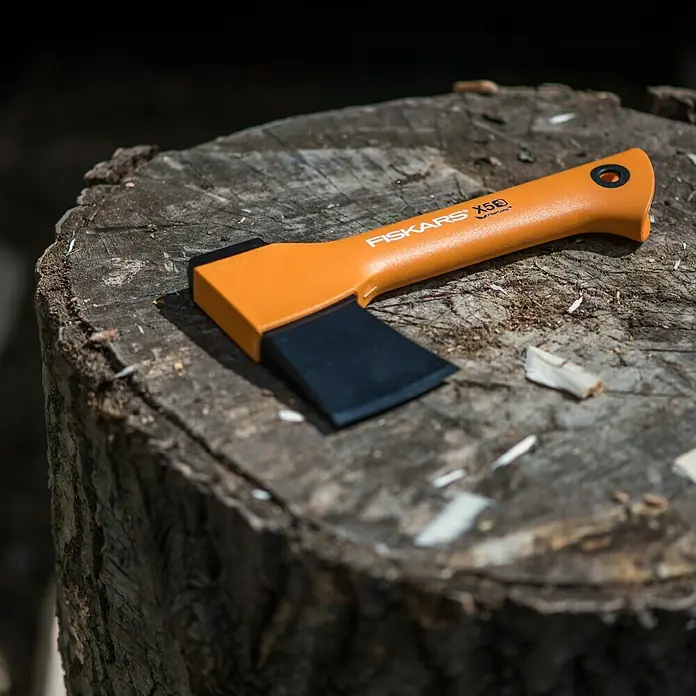 Fiskars Universalbeil X5 - Länge: 23 cm - Stimmungsaufnahme