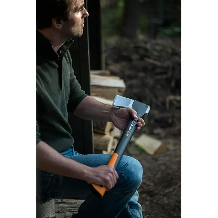 Fiskars Sjekira za cijepanje X 17 - Duljina: 60 cm - Proizvod u upotrebi