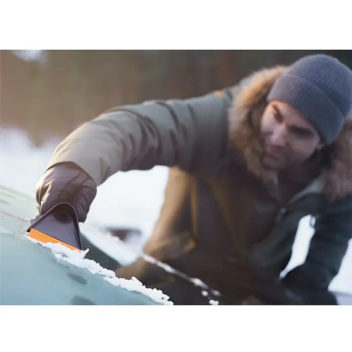 Fiskars Lopatica za skidanje leda Solid - Širina strugalice: 9,5 cm - Proizvod u upotrebi