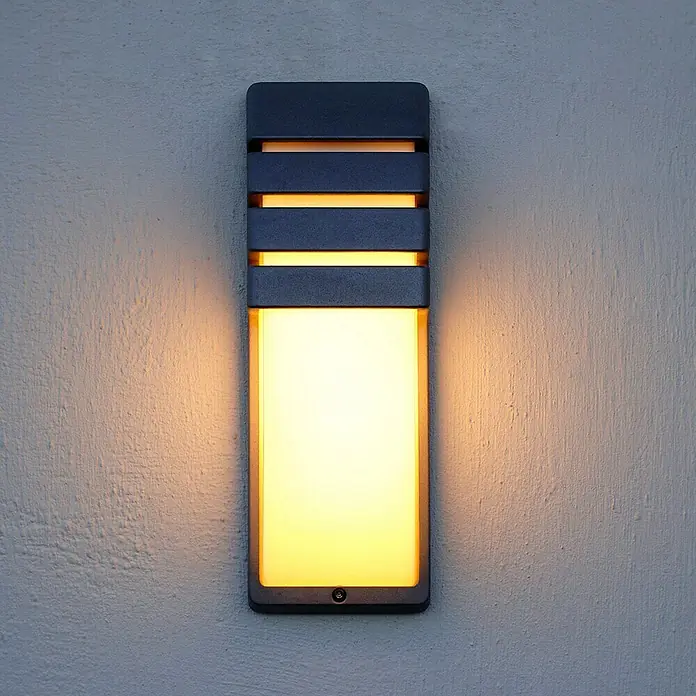 Lutec Außenwandleuchte City - 60 W, 35,5 x 12,5 x 12,5 cm, Anthrazit, Opal, IP44 - Stimmungsaufnahme