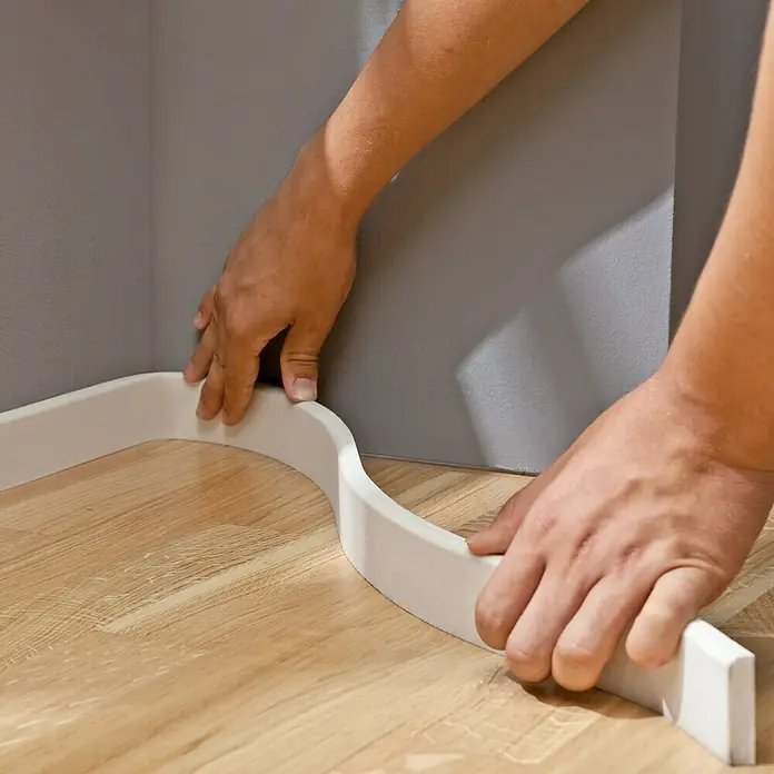Profiles and more Podna kutna lajsna Pro Flex - Bijele boje, 2,4 m x 10 mm x 44 mm, Zaobljena s jedne strane