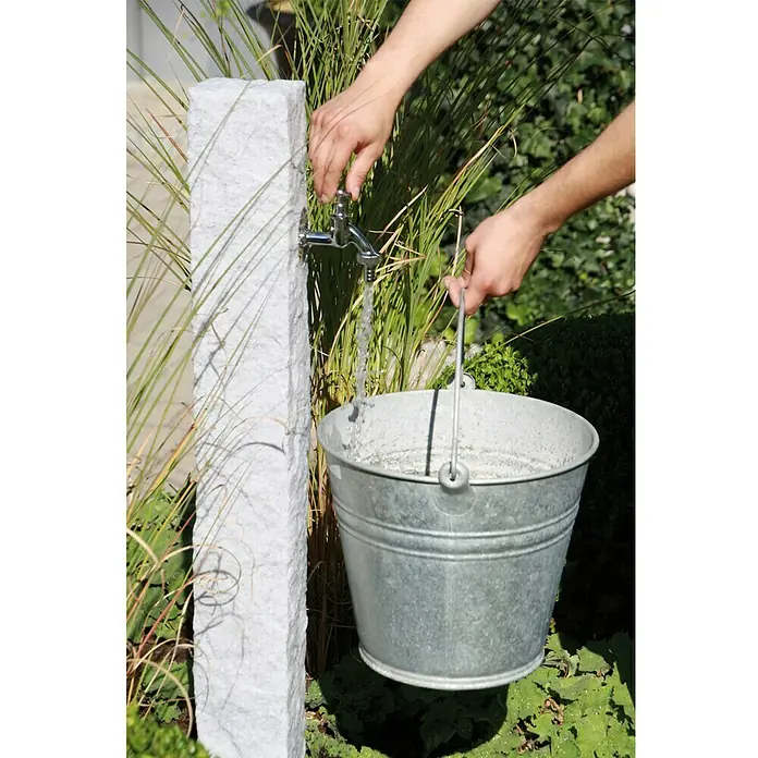 Wasserzapfstelle Natura - Granitfarben, Höhe: 98 cm - Anwendungsbeispiel