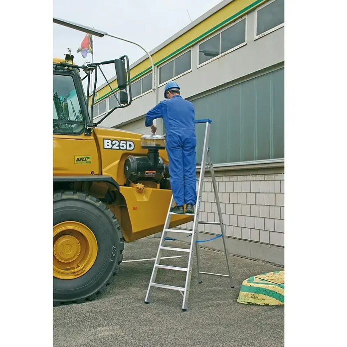 Krause Stabilo Stufenstehleiter - Arbeitshöhe: 3,65 m, Anzahl Tritte: 7 Stufen, Tiefe Stufen: 80 mm, Aluminium - Anwendungsbeispiel