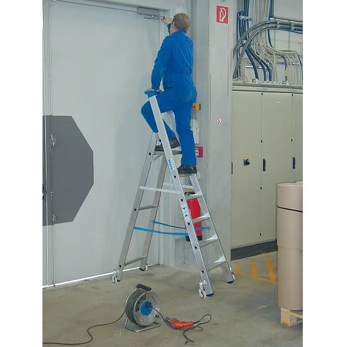 Krause Stabilo Stufenstehleiter Fahrbar - Arbeitshöhe: 3,4 m, Anzahl Tritte: 6 Stufen, Tiefe Stufen: 80 mm, Aluminium, Fahrbar - Anwendungsbeispiel
