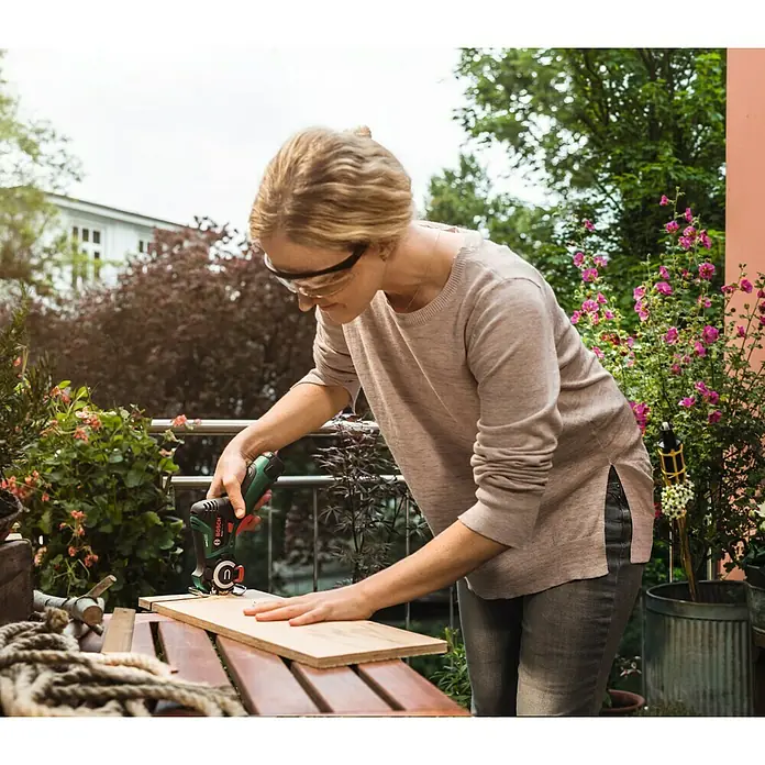 Bosch NanoBlade-Säge EasyCut 12 - 12 V, Li-Ionen, 2 Ah, Leerlaufdrehzahl: 4.100 U/min - Anwendungsbeispiel