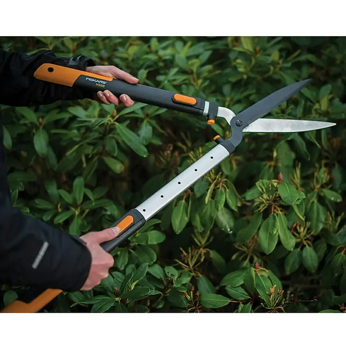 Fiskars Smartfit Teleskopske škare za živicu HS86 - Podesivost: 68 - 93 cm, S protuprianjajućim premazom - Proizvod u upotrebi