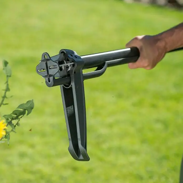 Fiskars Xact Alat za vađenje korova - S krakovima za dohvaćanje, Duljina: 100 cm - Proizvod u upotrebi