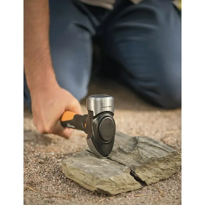 Fiskars Fäustel M - Gewicht Kopf: 1.340 g, Material Stiel: Glasfaserverstärkter Kunststoff (GfK) - Anwendungsbeispiel