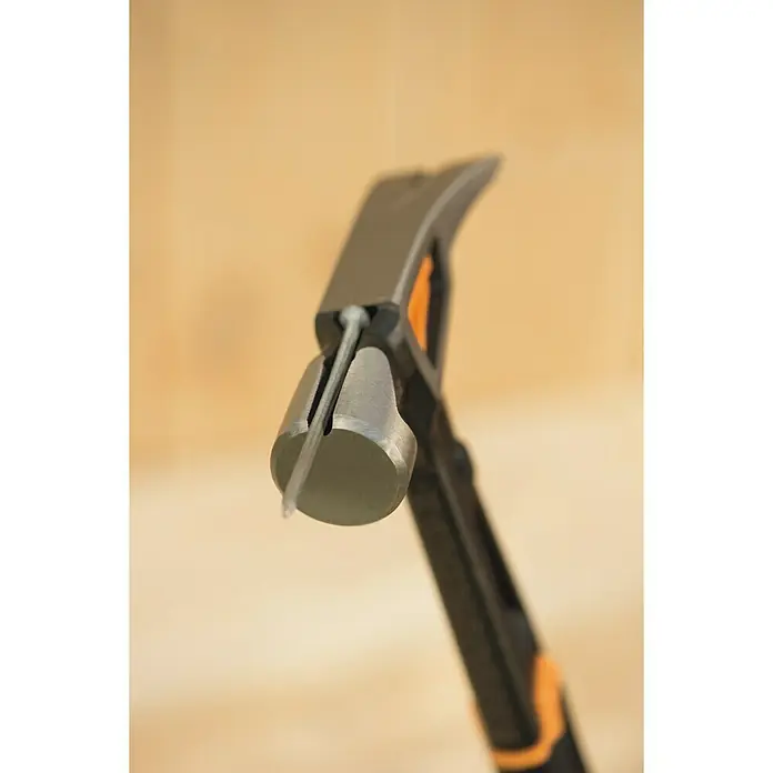 Fiskars Universalhammer L - Gewicht Kopf: 570 g, Länge: 340 mm - Anwendungsbeispiel