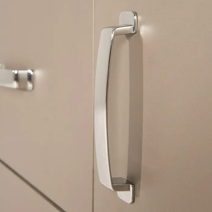 Phönix Miami Kommode - L x B x H: 43 x 97,6 x 88,8 cm, Taupe, 4 verchromte Griffe - Detailaufnahme