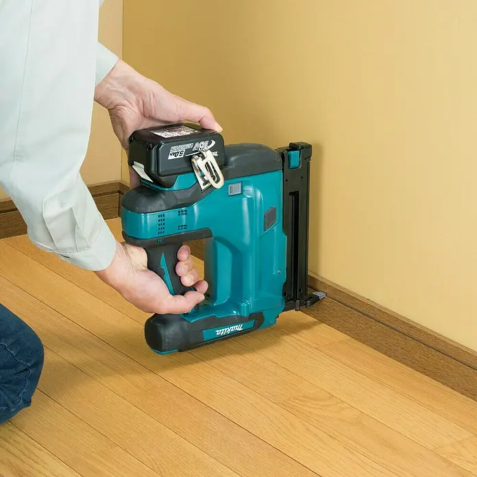 Makita Akku-Nagler DBN500RTJ - 18 V, 2 Akkus, 5 Ah, Länge Nagel: 15 mm - 50 mm - Anwendungsbeispiel