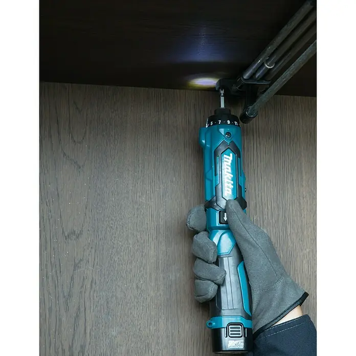 Makita Akku-Knickschrauber DF012DSE - 7,2 V, 2 Akkus, 1,5 Ah, Leerlaufdrehzahl: 200 U/min - 650 U/min - Anwendungsbeispiel
