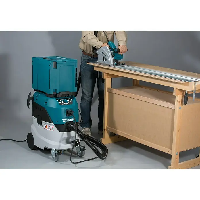 Makita Nass-Trockensauger VC4210M - 1.200 W, Behältervolumen: 42 l, Fördermenge: 4.500 l/min - Anwendungsbeispiel