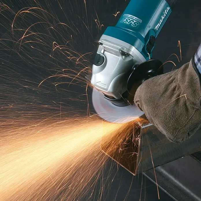 Makita Winkelschleifer GA5040CZ1 - 1.400 W, Schleifscheibe: Ø 125 mm, Leerlaufdrehzahl: 0 U/min - 11.000 U/min - Anwendungsbeispiel