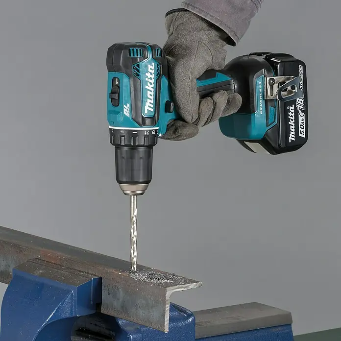 Makita Akku-Bohrschrauber DDF485RTJ - 18 V, 2 Akkus, 5 Ah, Leerlaufdrehzahl: 0 U/min - 1.900 U/min - Anwendungsbeispiel