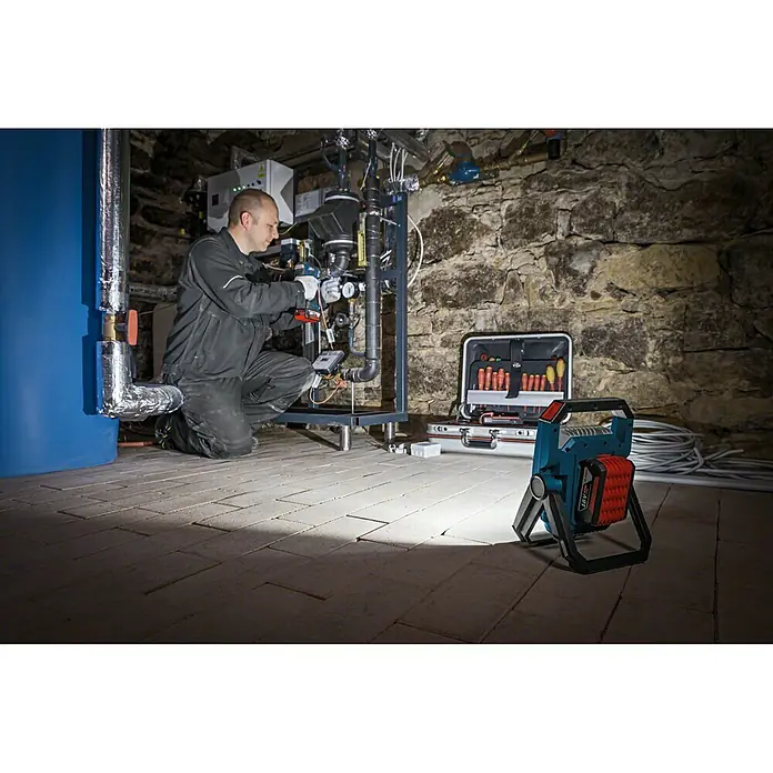 Bosch Professional Akumulatorska svjetiljka GLI 18V-1900 - 18 V, Bez akumulatora, Svjetlosna snaga: 1.900 lm - Proizvod u upotrebi