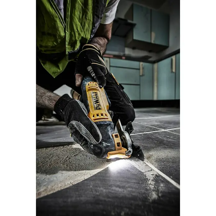 Dewalt Multifunktionswerkzeug DWE315 - 300 W, ± 1,6° - Anwendungsbeispiel
