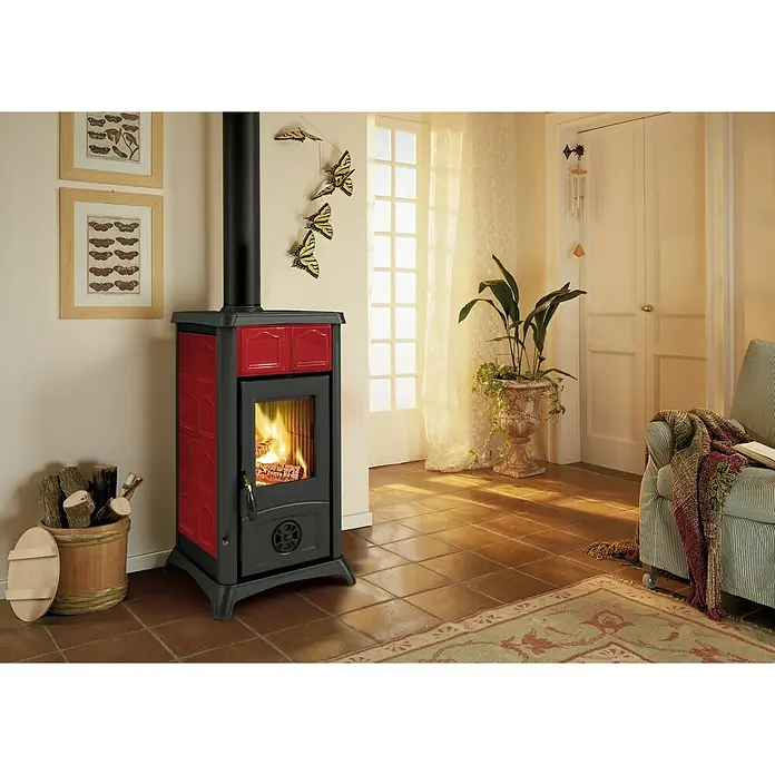 La Nordica Kaminofen Gemma - 6 kW, Raumheizvermögen: 172 m³, Verkleidung: Keramik, Schwarz/Bordeaux - Stimmungsaufnahme