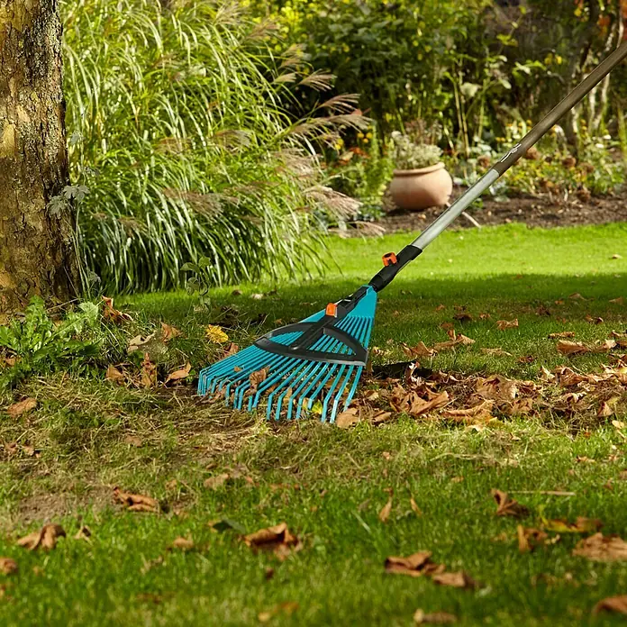 Gardena Combisystem Verstellbesen - Arbeitsbreite: 35 cm - 52 cm, Verstellbare Zinken - Stimmungsaufnahme