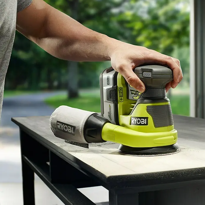 Ryobi ONE+ Akku-Exzenterschleifer R18ROS-0 - 18 V, 5 Ah, Ohne Akku, 125 mm, 10.000 U/min - Anwendungsbeispiel