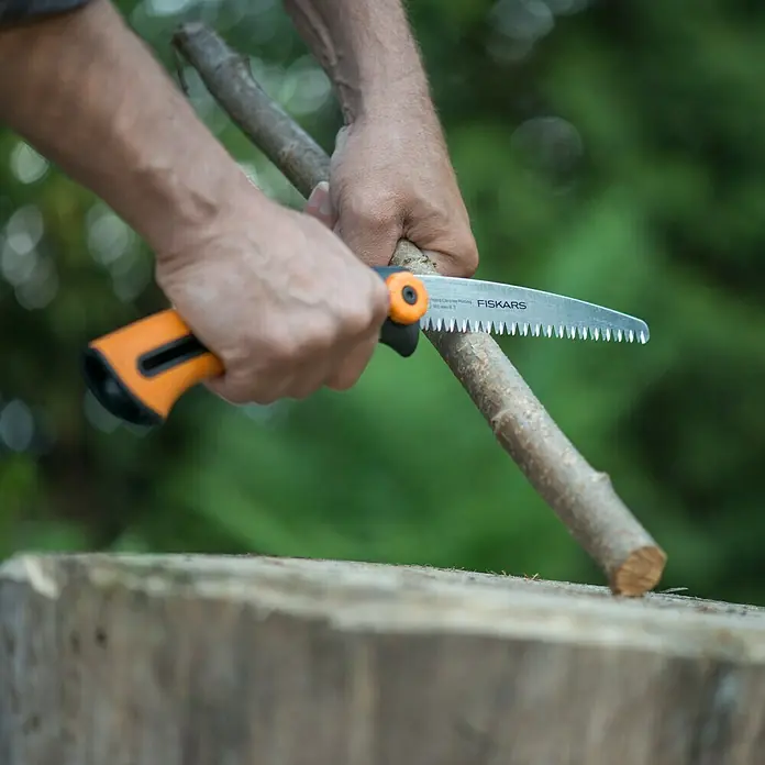 Fiskars Ručna pila Xtract SW73 - Duljina: 22,5 cm, Ozubljenje: Grubo, Prikladno za: Svježe drvo