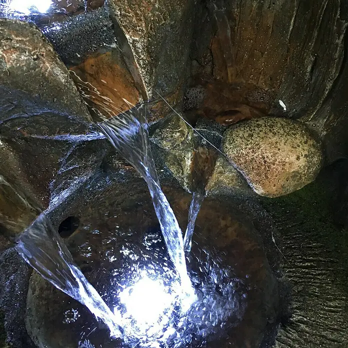 Silex Kunststeinbrunnen Ginkgo - 54 x 62 x 163 cm - Detailaufnahme
