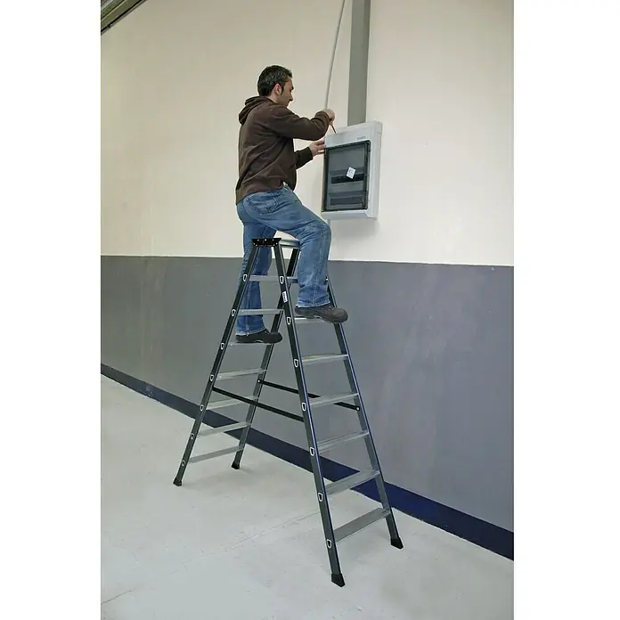 Krause Monto Stufen-Doppelleiter SePro D - Arbeitshöhe: 3,3 m, Anzahl Tritte: 2 x 8 Stufen, Tiefe Stufen: 80 mm, Aluminium - Anwendungsbeispiel