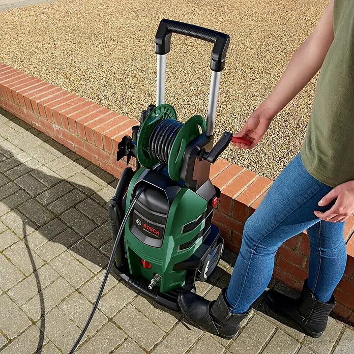 Bosch Visokotlačni čistač AdvancedAquatak 150 - 2.200 W, Radni protok: Maks. 480 l/h, 150 bar - Živopisni prikaz