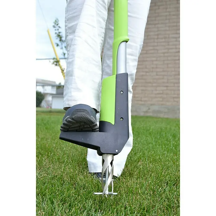 Freund Victoria Unkrautstecher - Mit Fußhebel, Länge: 102 cm - Anwendungsbeispiel