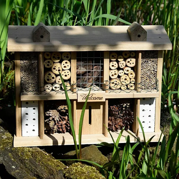 Dobar Insektenhotel Landsitz-Superior - 47 x 12,5 x 34 cm, Eiche - Stimmungsaufnahme