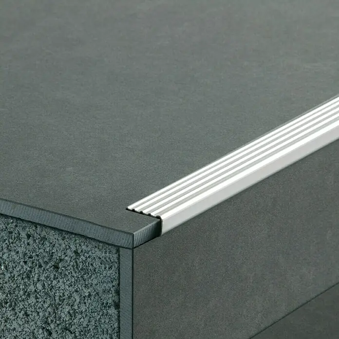 Perfil para escalera autoadhesivo - 1 m x 35 mm x 13 mm, Acero inoxidable, Superficie: Brillante - Producto en uso