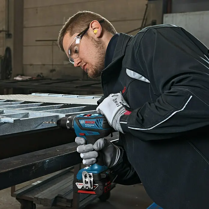 Bosch Professional Akku-Bohrschrauber GSR 18V-28 - 18 V, Ohne Akku, Leerlaufdrehzahl: 0 U/min - 1.900 U/min - Anwendungsbeispiel