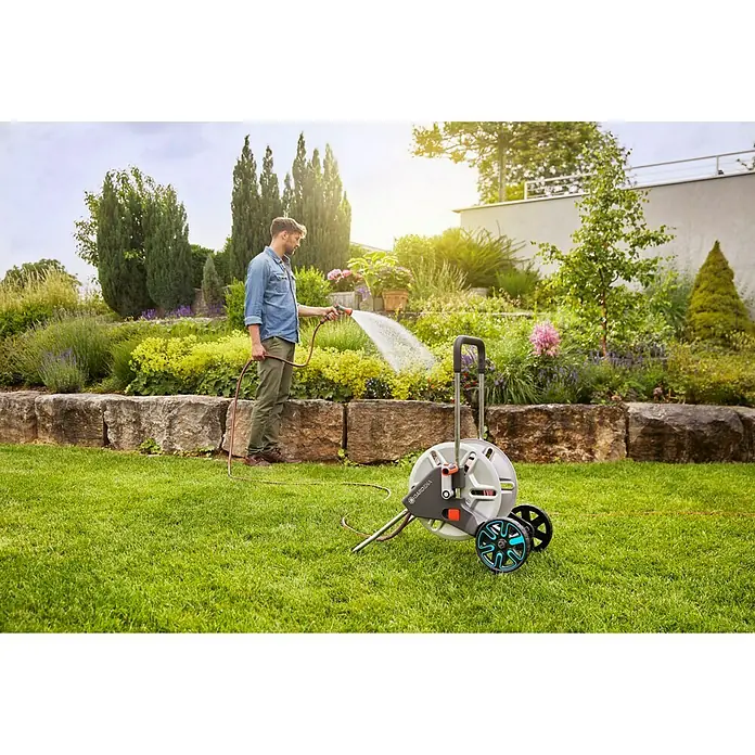 Gardena Metall-Schlauchwagen-Set AquaRoll M - Metall, Schlauchlänge: 30 m - Anwendungsbeispiel
