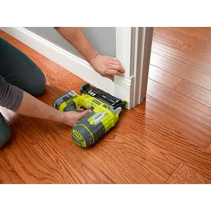 Ryobi ONE+ Clavadora de batería R18N16G - 18 V, Iones de litio, Sin batería - Producto en uso