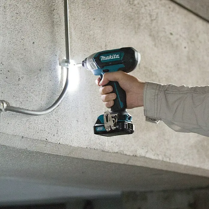 Makita Akku-Schlagschrauber TD110DSMJ - 10,8 V, 2 Akkus, 4 Ah, 0 U/min - 2.600 U/min - Anwendungsbeispiel