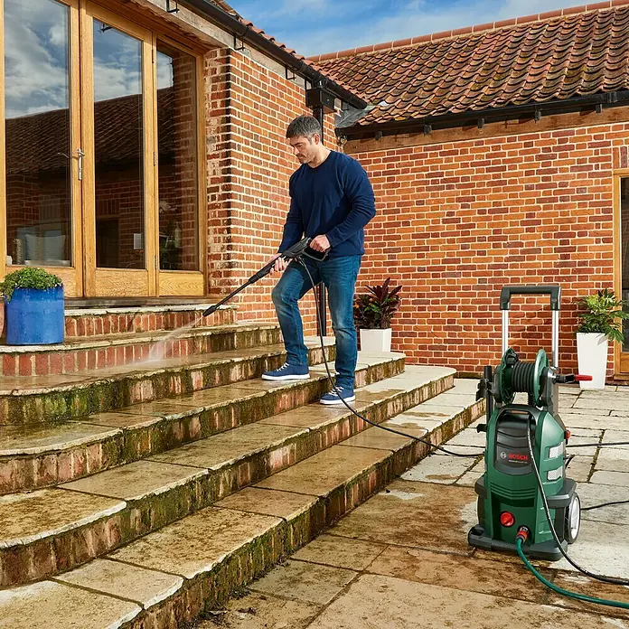 Bosch Visokotlačni čistač AdvancedAquatak 160 - 2.600 W, Maksimalni tlak: 160 bar, Radni protok: Maks. 570 l/h - Proizvod u upotrebi